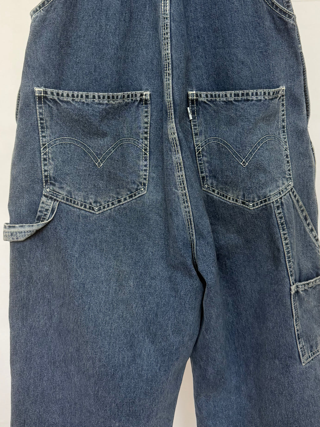 LEVI’S CAPRI DUNGAREES