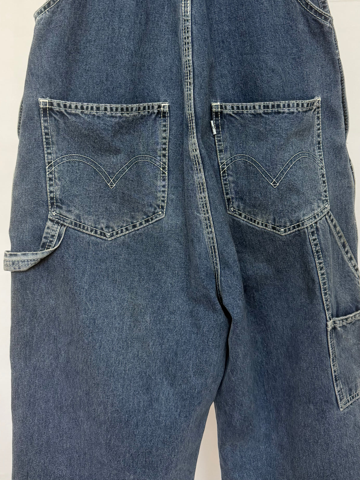 LEVI’S CAPRI DUNGAREES