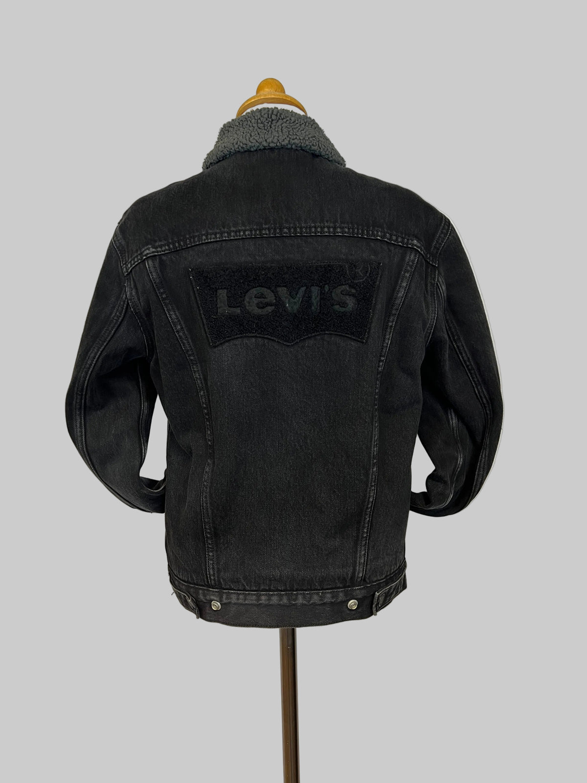 LEVI’S DENIM JACKET