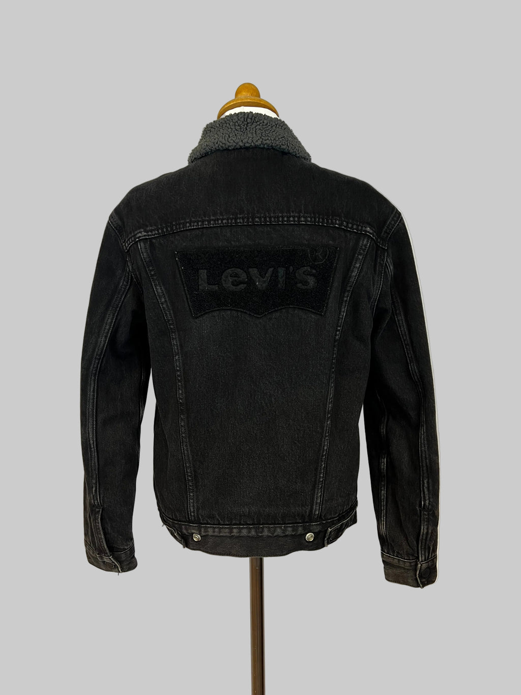 LEVI’S DENIM JACKET
