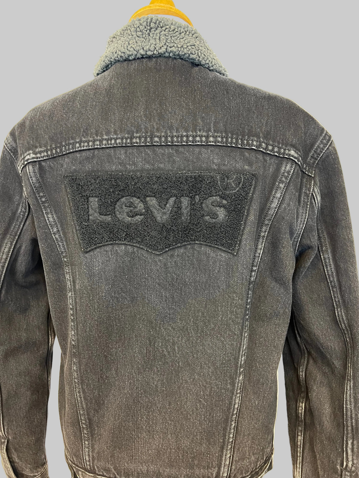 LEVI’S DENIM JACKET