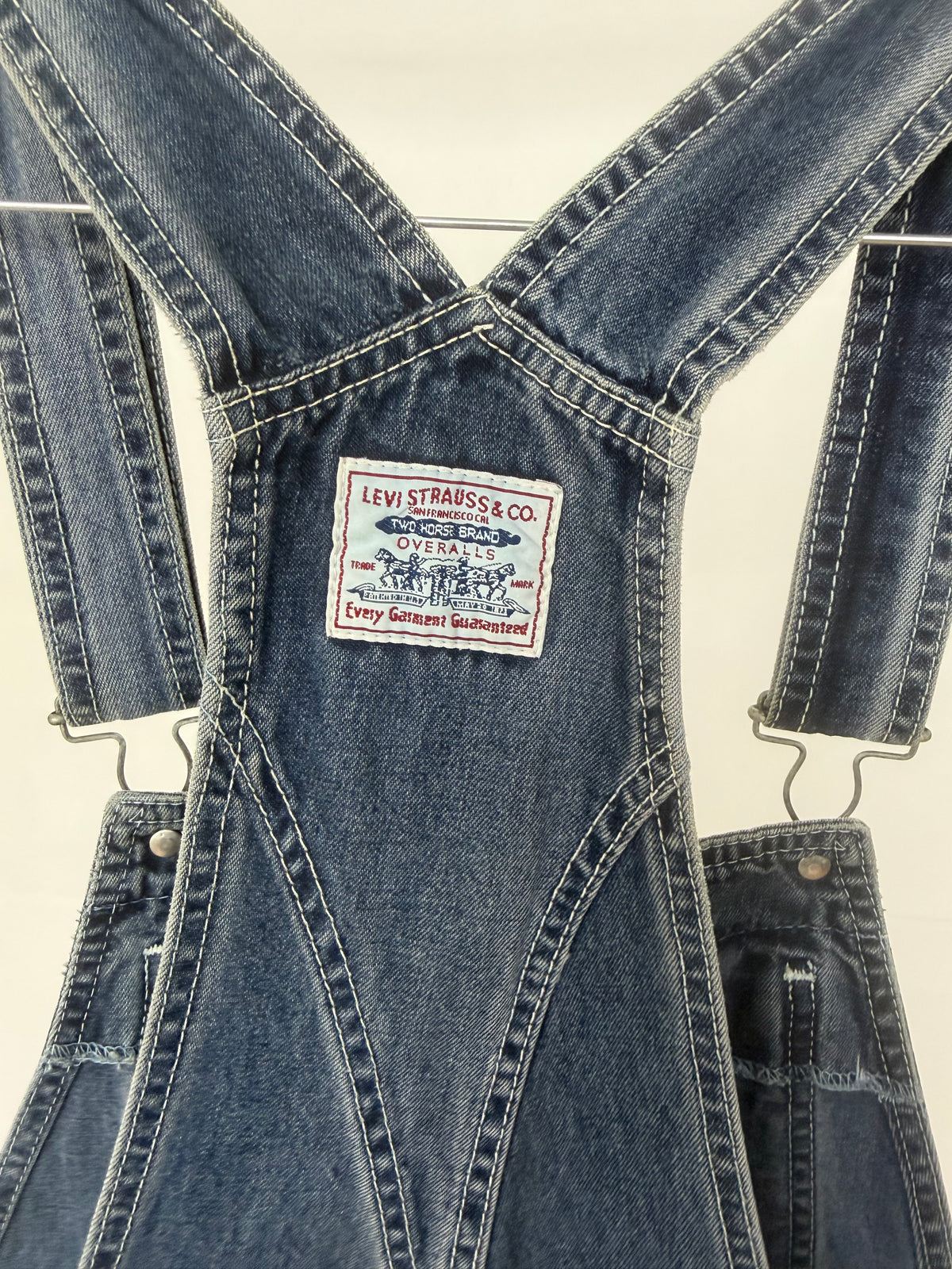 LEVI’S CAPRI DUNGAREES