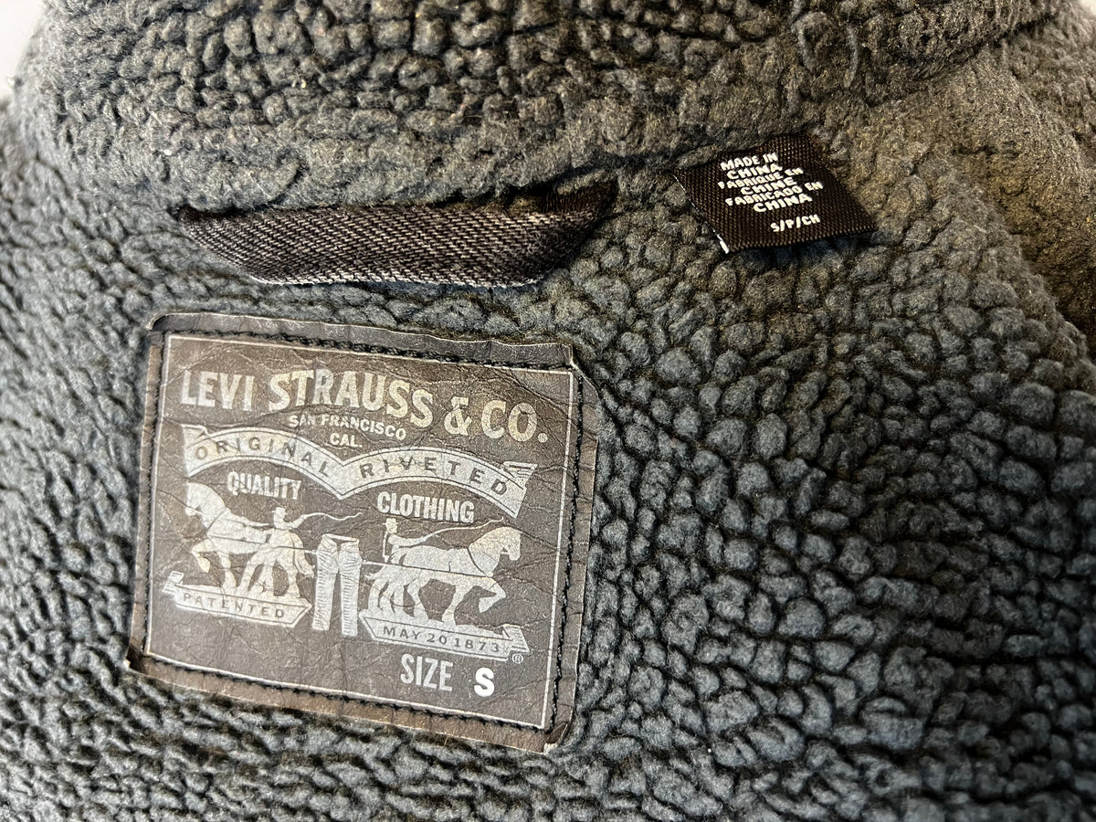 LEVI’S DENIM JACKET