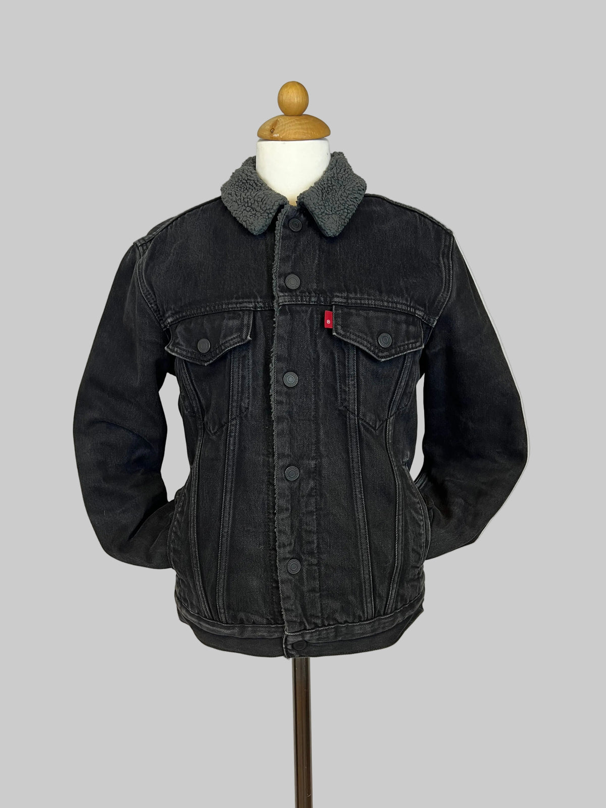 LEVI’S DENIM JACKET